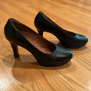 Women's Clarks, Adriel Viola Black Leather Classic Pumps; Size 7.5